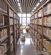 北京很多大专院校的学生假期图书馆里忙“充电”