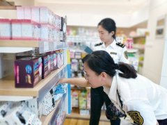 工作人员开展目录外进口商品监督抽查 工作人员开展目录外进口商品监督抽查