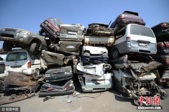 3月28日，位于济南美里湖附近的报废汽车回收拆解中心，救护车、小轿车、洒水车等车辆被大卸八块，堆积如山。近两年钢铁回收价格直线下落，拆解一辆汽车的成本在千元以上，拆解完卖给钢厂也就七八百元，这意味每收一辆小轿车就要亏200元至300元。因此，拆解中心内出现了大批报废车辆堆积成山的局面。图片来源：视觉中国