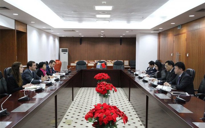 韩建平副司长会见乌拉圭驻华大使卢格里斯